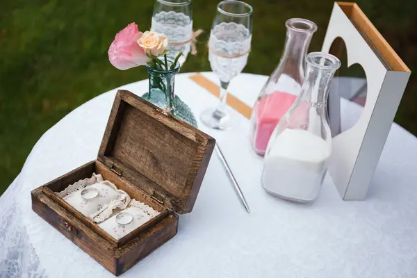 Anillos Boda Encuentran Una Caja Madera — Foto de Stock