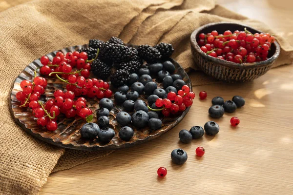 Farfurii Fructe Sezon Masă Cârpă Grosieră Mic Dejun Sănătos Recolta — Fotografie, imagine de stoc