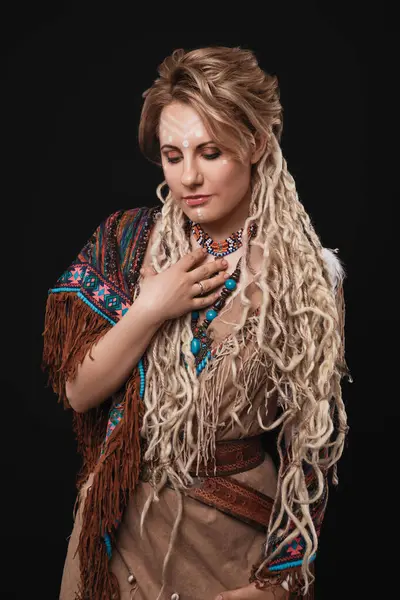 Piękna Blondynka Makijażem Dredy Ubrany Etnicznym Stylu Indyjskim Stoi Tle — Zdjęcie stockowe