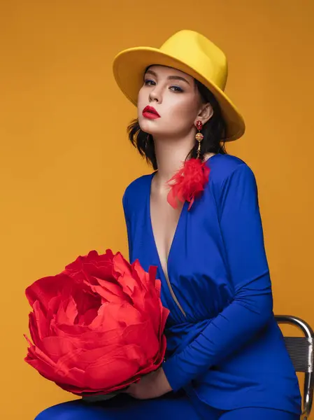 Módní Ateliér Portrét Krásné Ženy Modrém Kostýmu Žlutý Klobouk Červené — Stock fotografie