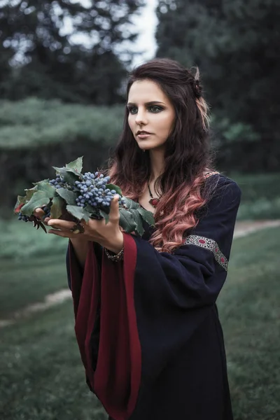 Piękny Ciemny Elf Księżniczka Stojąca Bukietem Kwiatów Czarownica Fantazji — Zdjęcie stockowe