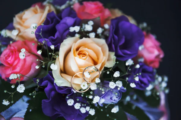 Цветочный Букет Розами Обручальными Кольцами — стоковое фото