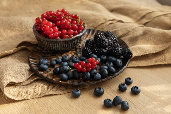 Plates Seasonal Berries Table Coarse Cloth Healthy Breakfast Summer Harvest — Stock Photo, Image