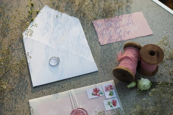 Açık Havada Zarif Sade Yaz Mevsiminde Hoş Bir Düğün Dekoru — Stok fotoğraf