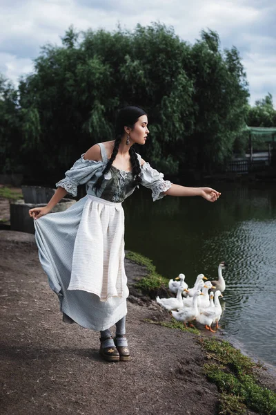 Krásná Mladá Brunetka Žena Bavorském Lidovém Kostýmu Stojí Jezera Copánky — Stock fotografie
