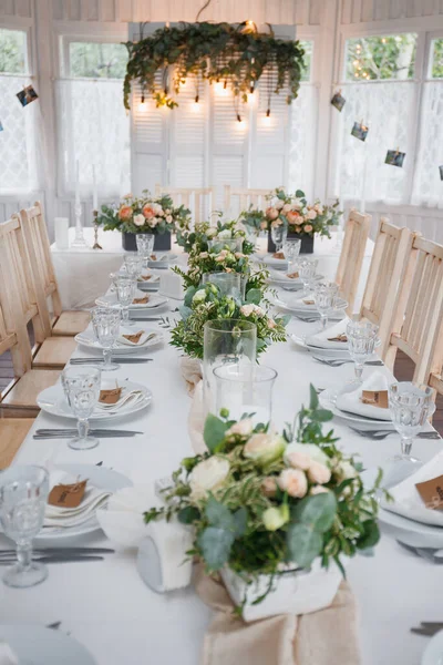 明るい色の結婚式のテーブルの設定 — ストック写真