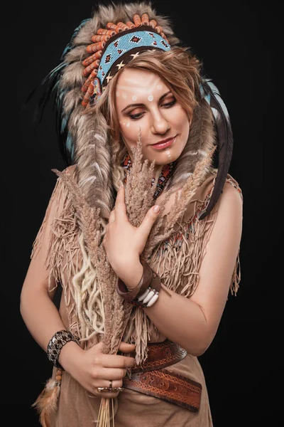 Красивая Блондинка Макияжем Одетая Этнический Индийский Стиль Тараканом Голове Букетом — стоковое фото