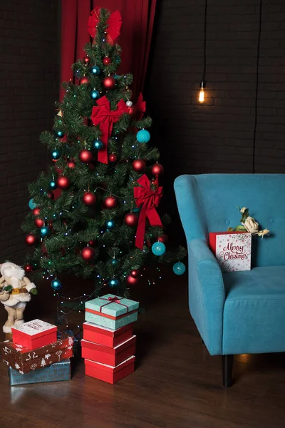 Árvore Natal Com Presentes Por Baixo — Fotografia de Stock