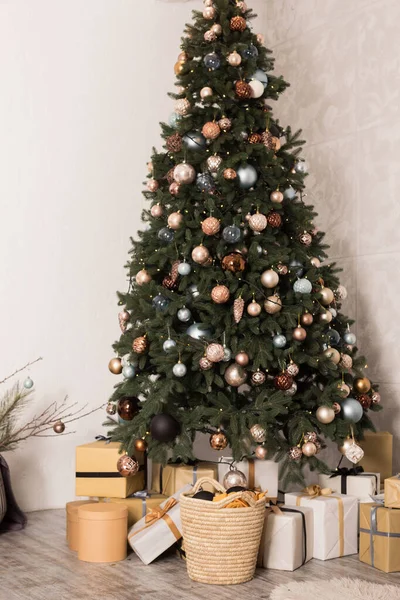 Árvore Natal Com Presentes Por Baixo — Fotografia de Stock