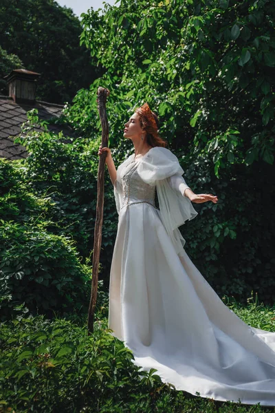 Piękna Rudowłosa Kobieta Białym Średniowiecznym Stroju Koronie Lasem Stoi Zielonym — Zdjęcie stockowe