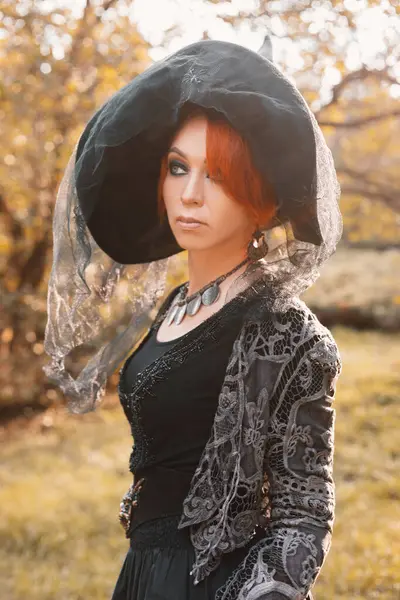 Рыжеволосая Ведьма Черном Платье Остроконечная Шляпа Осеннем Парке Улыбающийся Костюм — стоковое фото