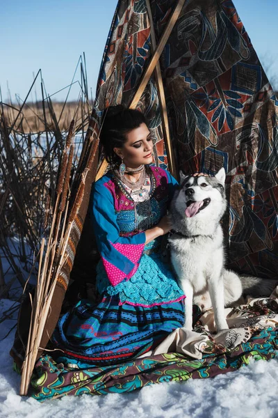 Hermosa Mujer Morena Con Perro Husky Gris Está Sentado Nieve — Foto de Stock