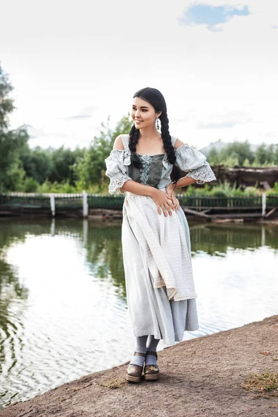 Bella Giovane Donna Bruna Costume Tradizionale Bavarese Piedi Vicino Lago — Foto Stock