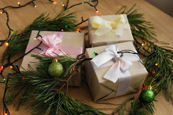Weihnachtsgeschenk Aus Bastelpapier Mit Gelber Schleife Tannenzweigen Zapfen Und Einem — Stockfoto