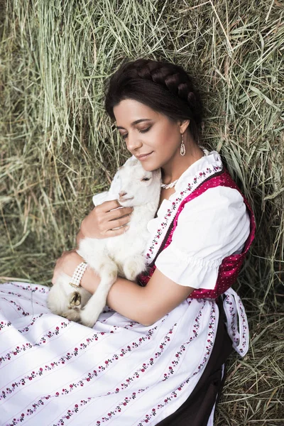 Güzel Esmer Bir Kadının Portresi Samanlığın Yanında Bavyera Halk Kostümü — Stok fotoğraf
