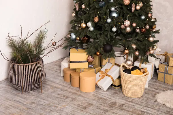 用黄色缎带 圆锥和木制桌子上的花环制作的圣诞礼物 — 图库照片