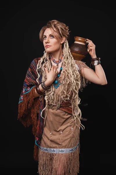Vacker Blond Kvinna Med Make Och Dreadlocks Klädd Etnisk Indisk — Stockfoto