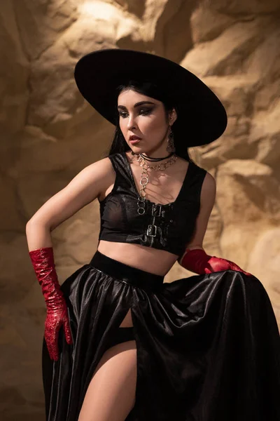 Hermosa Mujer Ropa Interior Negra Sombrero Guantes Cuero Rojo Cañón —  Fotos de Stock