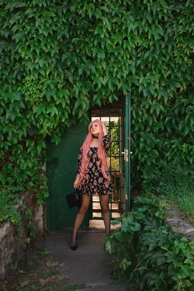 Piękna Kobieta Różowymi Włosami Cylindrze Wieczorowej Czarnej Sukience Gorsetem Ogrodzie — Zdjęcie stockowe