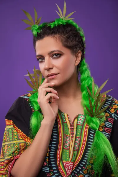 Retrato Cerca Una Mujer Con Trenzas Verdes Hojas Cáñamo Cabello — Foto de Stock