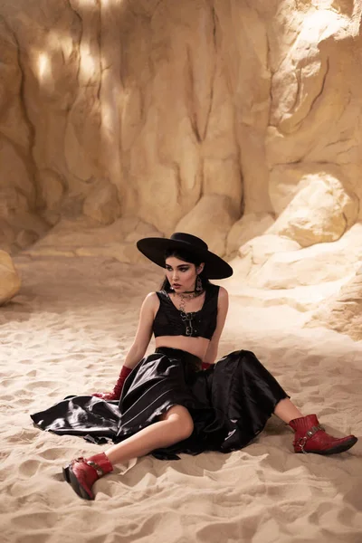 Mooie Vrouw Zwart Ondergoed Hoed Rode Leren Handschoenen Canyon Fashion — Stockfoto