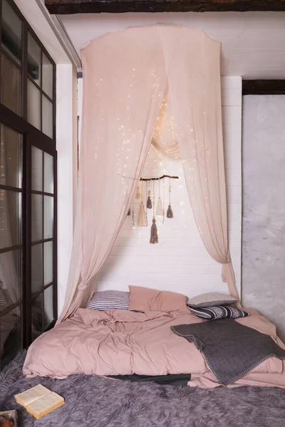 ピンクのブーフスタイルのベッドルーム 4ポスターベッド ベッドスプレッド シャギーラグ ガーランド — ストック写真