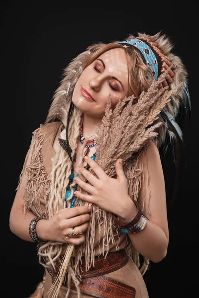 Krásná Blondýnka Make Upem Oblečená Etnickém Indickém Stylu Švábem Hlavě — Stock fotografie