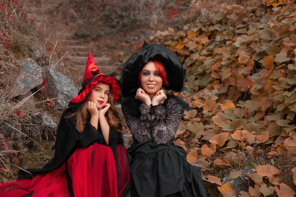 Deux Sorcières Mère Fille Dans Les Robes Noires Rouges Chapeaux — Photo