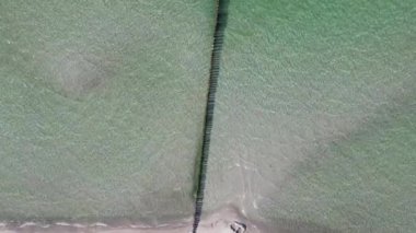 Groynes, Zingst, Mecklenburg-Batı Pomerania, Almanya 'daki plajda