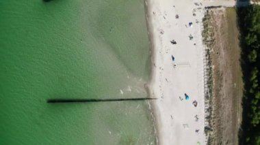 Groynes, Zingst, Mecklenburg-Batı Pomerania, Almanya 'daki plajda