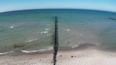 Groynes, Zingst, Mecklenburg-Batı Pomerania, Almanya 'daki plajda