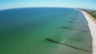 Groynes, Zingst, Mecklenburg-Batı Pomerania, Almanya 'daki plajda