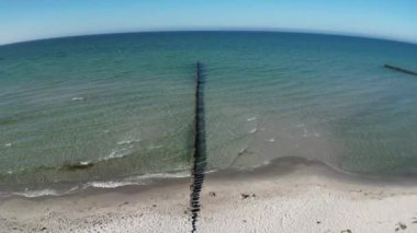 Groynes, Zingst, Mecklenburg-Batı Pomerania, Almanya 'daki plajda