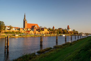 İmparatorluk ve Hanseatic şehri Tangermuende, kuzey Saksonya-Anhalt 'ın Stendal ilçesinin güneydoğusunda yer almaktadır..