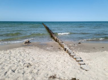 Groyne, denizin önüne inşa edilmiş bir barajdır. Genellikle sahili korumak için sahile dik açıyla yapılır..