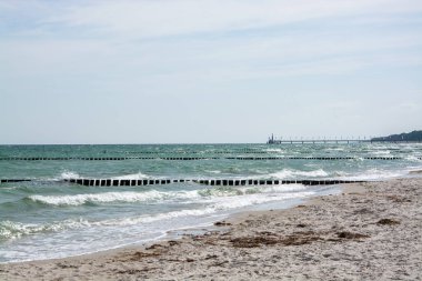 Groyne, denizin önüne inşa edilmiş bir barajdır. Genellikle sahili korumak için sahile dik açıyla yapılır..