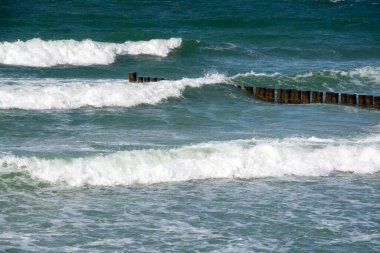 Groyne, denizin önüne inşa edilmiş bir barajdır. Genellikle sahili korumak için sahile dik açıyla yapılır..