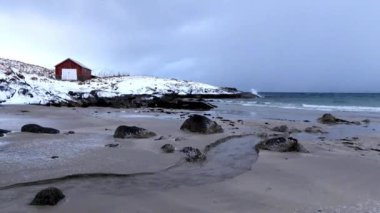 Grotfjord 'da, Norveç' in Kvaloya adasındaki kumsalın klibi..