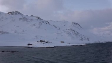 Norveç 'in Mageroya adasındaki E69 yolundaki Honningsvag plajında kışın manzara.