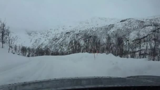 ノルウェーのトロムソエからタカヤ島のワイナリーロードで12月にグロトフィヨルドに運転 — ストック動画