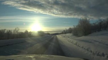 Norveç 'te gün ışığında Alta ve Kautokeino arasındaki E45 otobanında kışın araba sürmek.