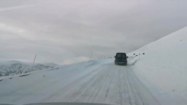 Kuzey Burnu, Norveç 'e son 25 km' de konvoyla gitmek, kışın.