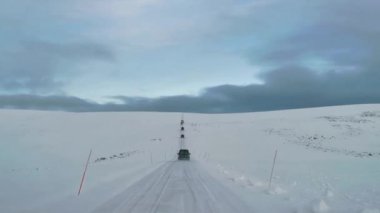 Kuzey Burnu, Norveç 'e son 25 km' de konvoyla gitmek, kışın.