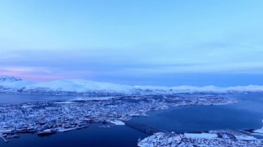 Tromsoe, Storsteinen Dağı 'ndan Kışın mavi saatinde, Norveç.