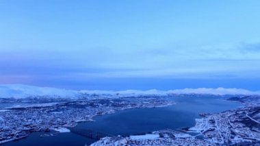 Tromsoe, Storsteinen Dağı 'ndan Kışın mavi saatinde, Norveç.