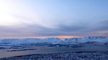 Tromsoe, Storsteinen Dağı 'ndan Kışın mavi saatinde, Norveç.