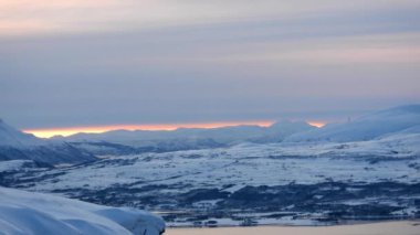 Tromsoe, Storsteinen Dağı 'ndan Kışın mavi saatinde, Norveç.