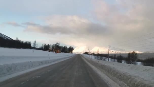 ノルウェーのAltaとOderdalenの間のE6高速道路で冬に運転する — ストック動画