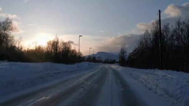 บรถในฤด หนาวบนทางหลวง ระหว างอ าและ Olderdalen ในนอร เวย — วีดีโอสต็อก