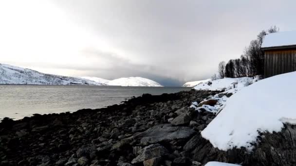 Zimowym Wybrzeżu Wyspie Ringvassoya Chmurami Śniegu Norwegia Grudniu — Wideo stockowe